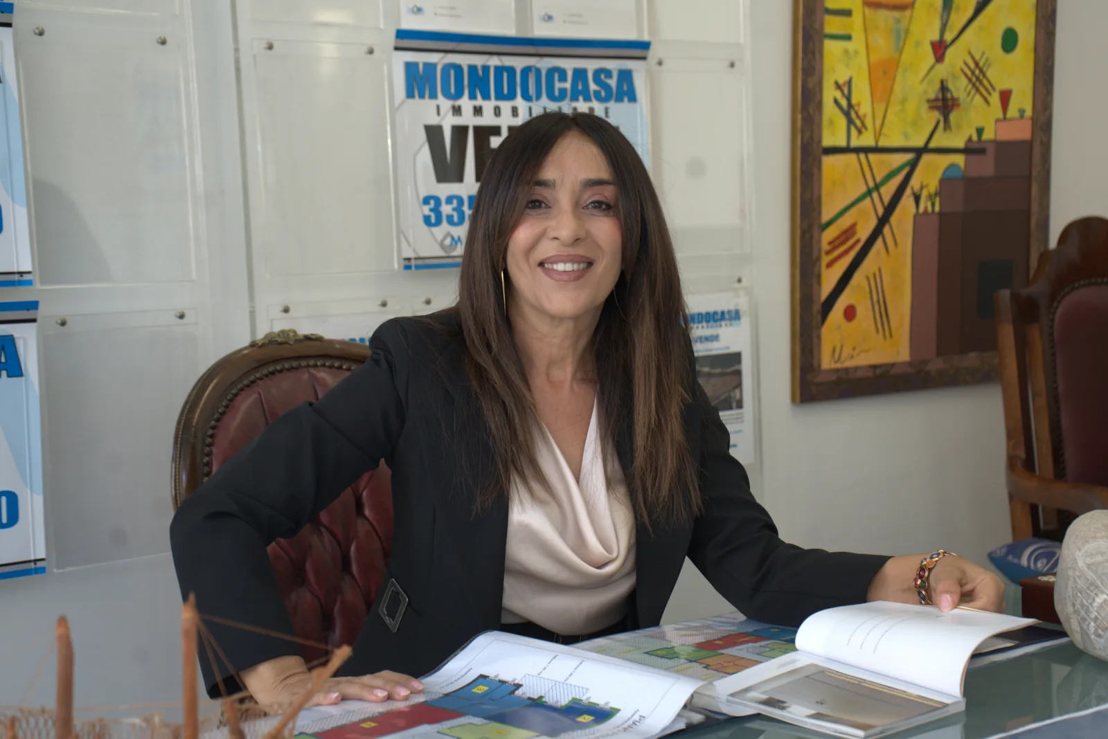 Claudia Carlini nell'ufficio Mondocasa di Termoli
